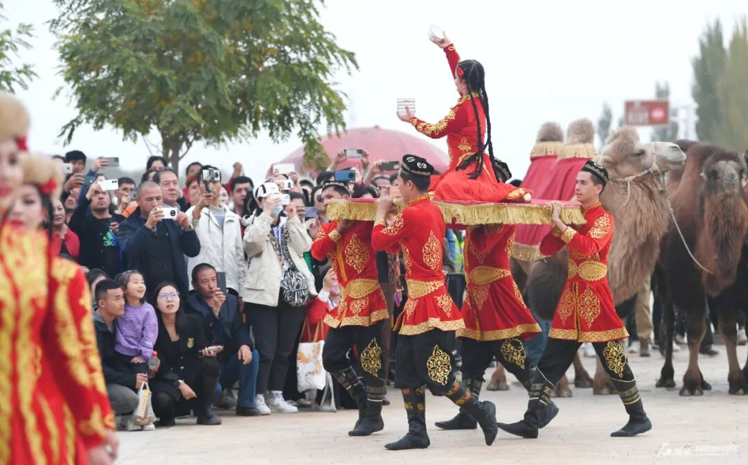 10月24日，游客在喀什地区巴楚县红海景区观看文艺表演。（摄影：约提克尔·尼加提）