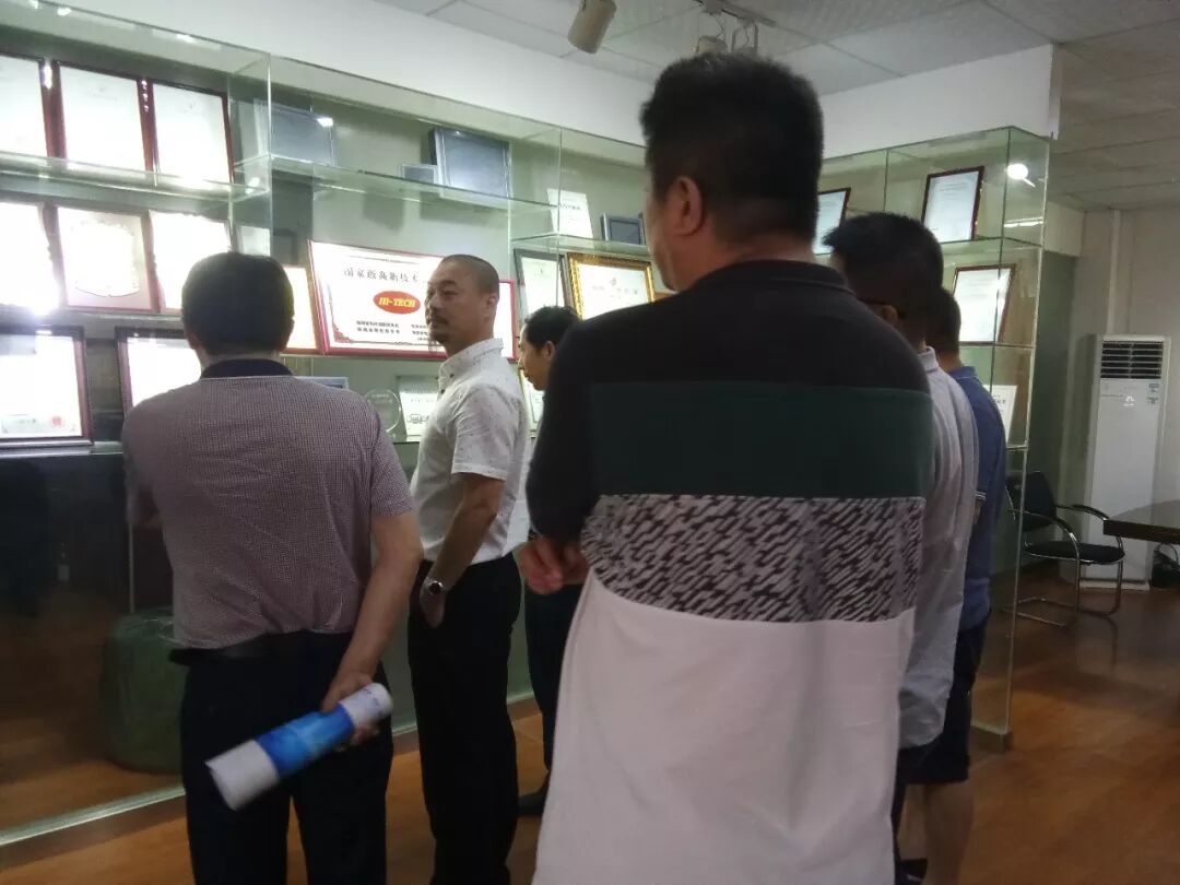 集團周董事長、中南大學郭博士一行 介紹了公司的榮譽資質(zhì)墻