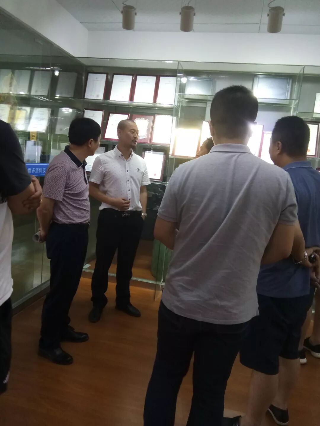 集團周董事長、中南大學郭博士一行 介紹了公司的榮譽資質(zhì)墻