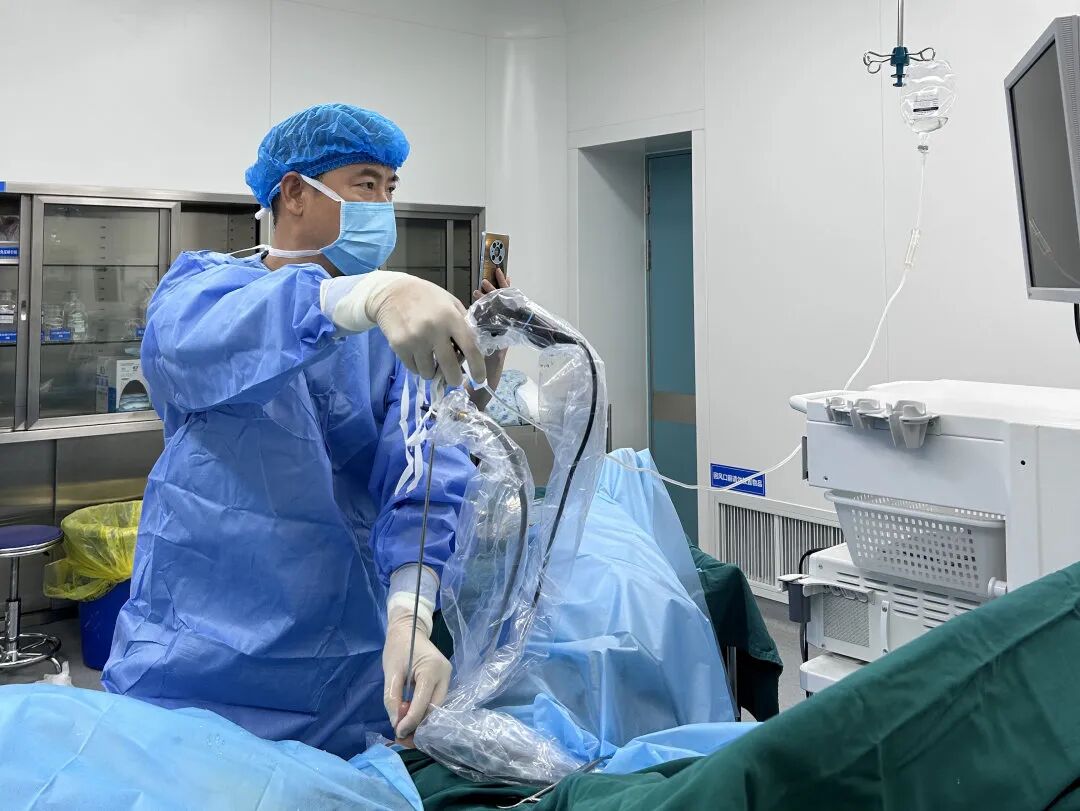 痛！十一岁男孩将66厘米塑料管完全插入尿道！