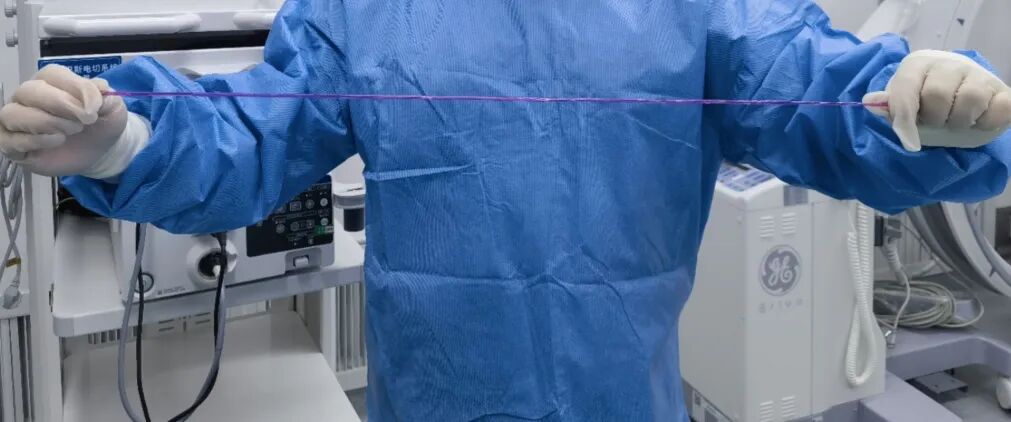 痛！十一岁男孩将66厘米塑料管完全插入尿道！