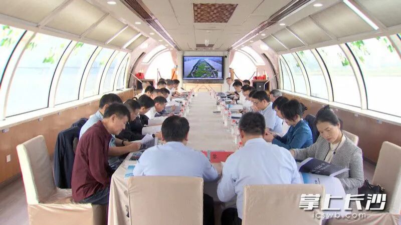 4月9日，市委副书记、市长陈博彰调研湘江洲岛规划和文旅融合情况并召开现场专题会议。 均为长沙晚报全媒体记者 邹麟 摄