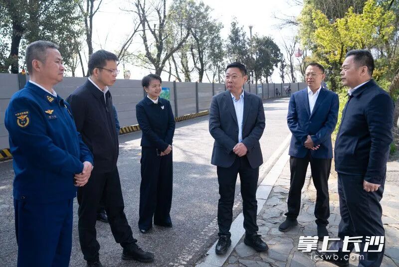 4月1日，市委副书记、市长陈博彰检查督导安全生产、防汛备汛并巡林。图为陈博彰在岳麓山检查督导森林防灭火工作并巡林。 长沙晚报全媒体记者 邹麟 摄