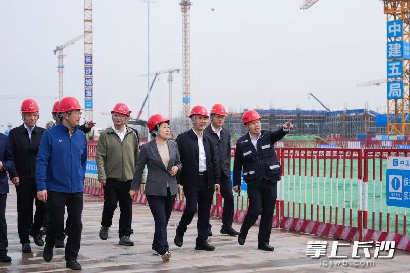 4月4日，省委常委、市委书记吴桂英检查安全生产和社会稳定工作，来到长沙奥体中心项目现场。
