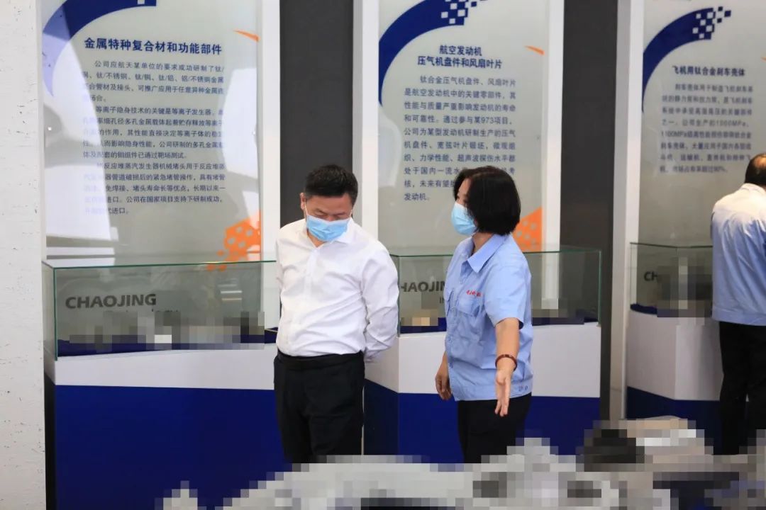 热烈欢迎西安市委常委、经开区党工委书记康军一行莅临超晶科技视察指导(图3) 热烈欢迎西安市委常委、经开区党工委书记康军一行莅临超晶科技视察指导(图3)