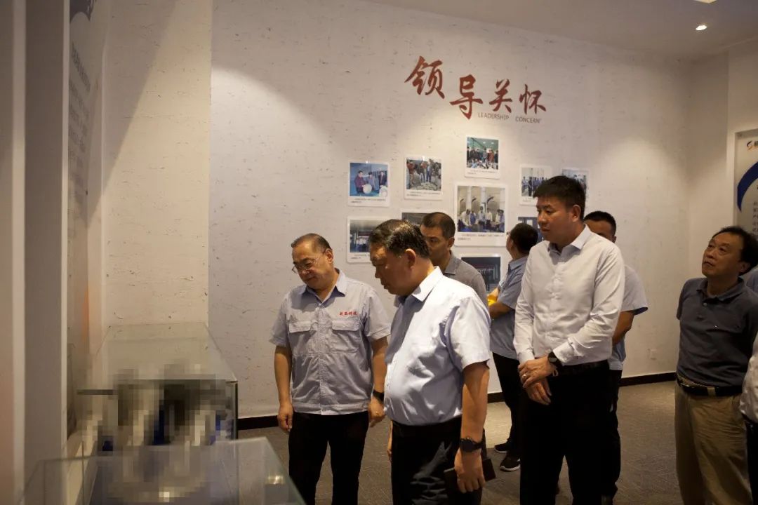 陕西省工信厅厅长张宗科一行莅临超晶科技调研(图4) 陕西省工信厅厅长张宗科一行莅临超晶科技调研(图4)