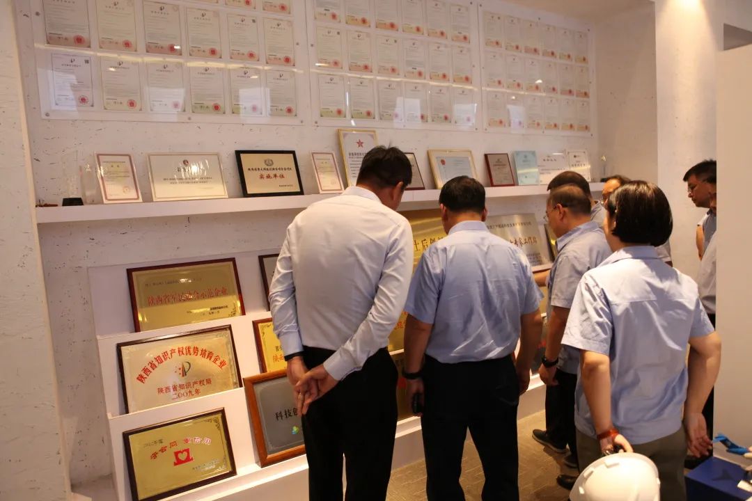 陕西省工信厅厅长张宗科一行莅临超晶科技调研(图5) 陕西省工信厅厅长张宗科一行莅临超晶科技调研(图5)