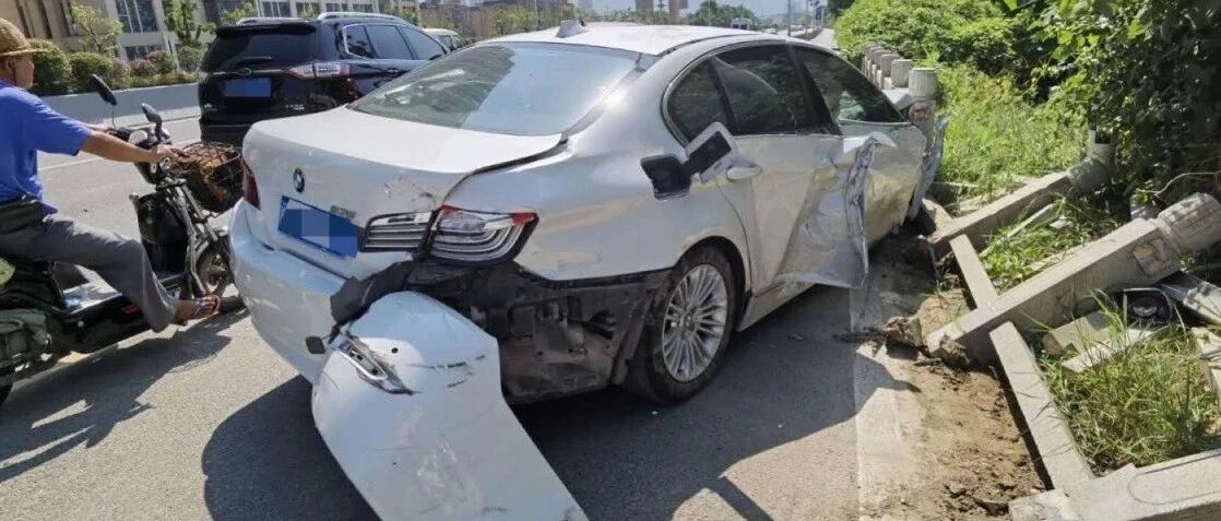 紧急插播！福州市区一宝马连续冲撞3辆车！轮胎都飞了！