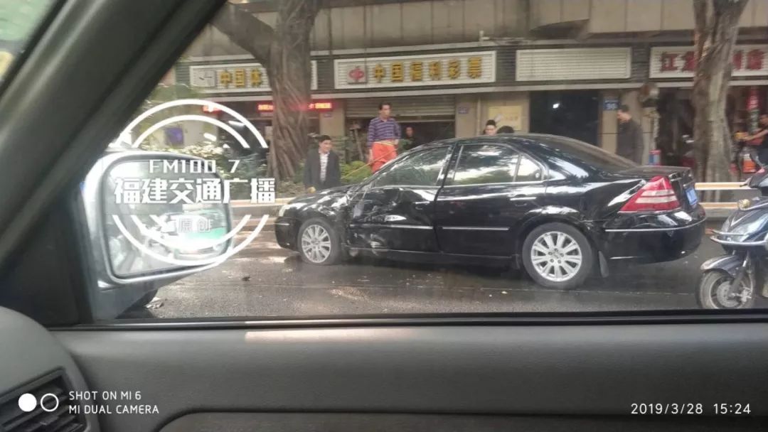 突發！福州福飛路上BMW車、福特車相撞，兩車都受損嚴重！還扳連了旁邊的電動車..... 汽車 第2張