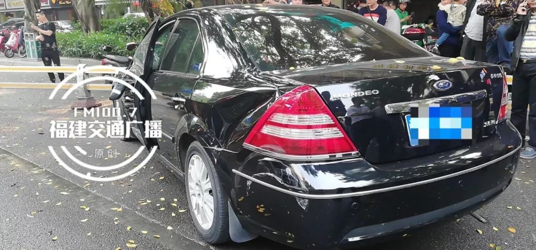 突發！福州福飛路上BMW車、福特車相撞，兩車都受損嚴重！還扳連了旁邊的電動車..... 汽車 第7張