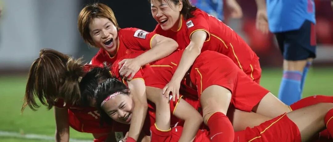 看哭了！两度落后两度追平，中国女足点球击败日本，杀入决赛！