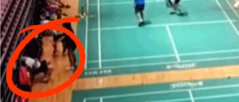福建一羽毛球场，男子突然倒地，心跳骤停！紧接着…