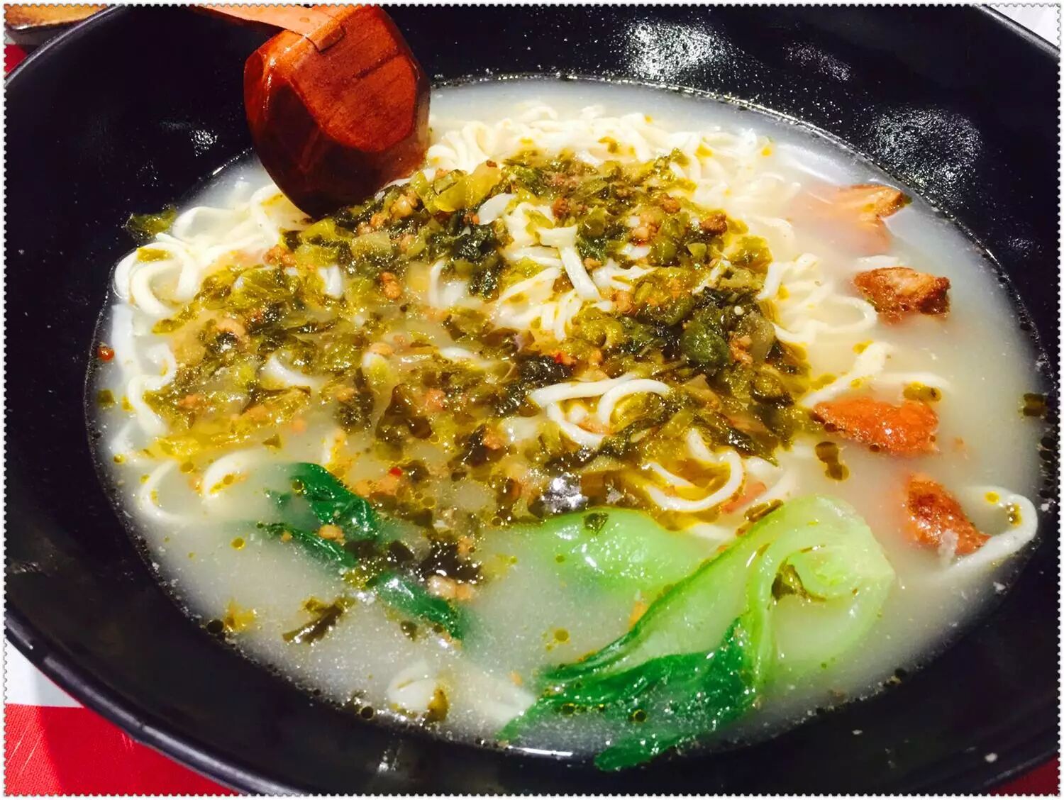 酸菜排骨面:25一份,量比较大,够2-3个人吃的!汤汁儿不错!