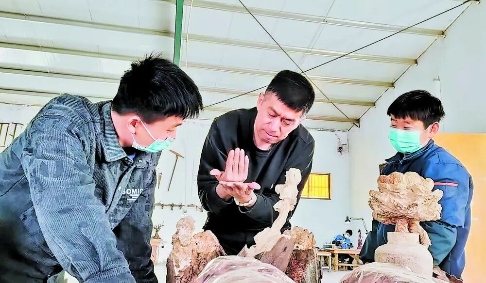 深耕木雕技艺 匠心点亮无声世界——省级非遗代表性传承人李彦锋的创业故事 