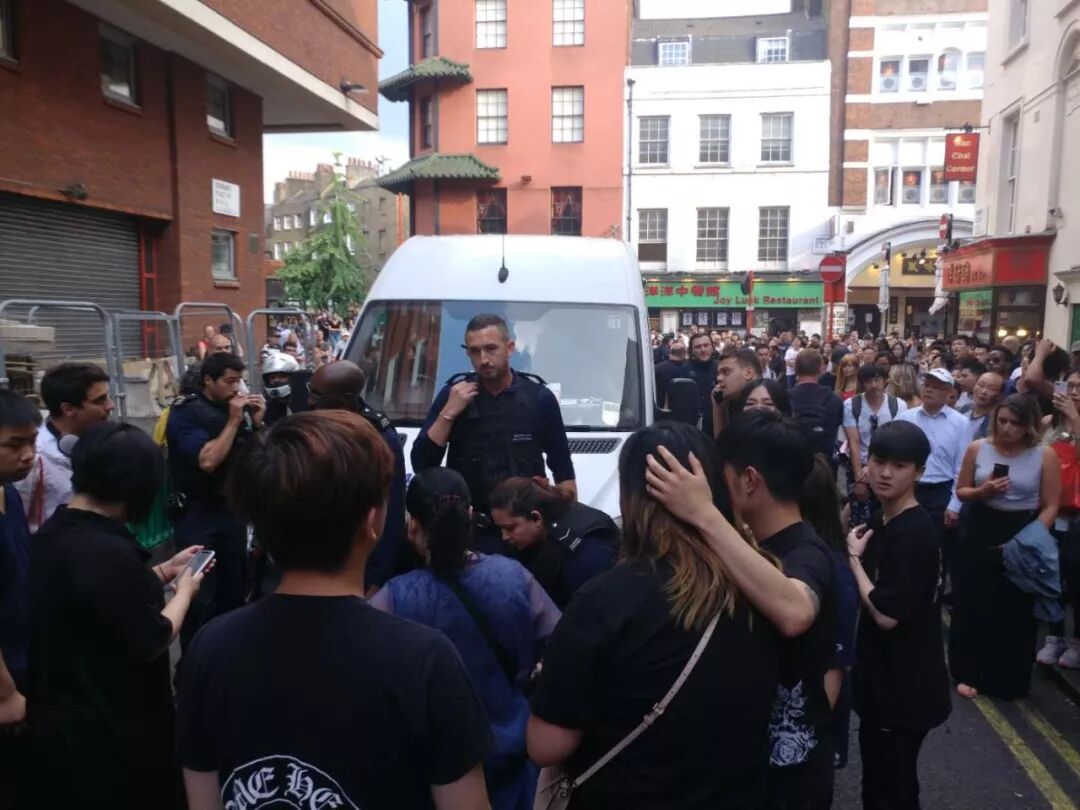 英国移民局突袭华人黑工，她躺在执法车前......（视频/组图） - 13