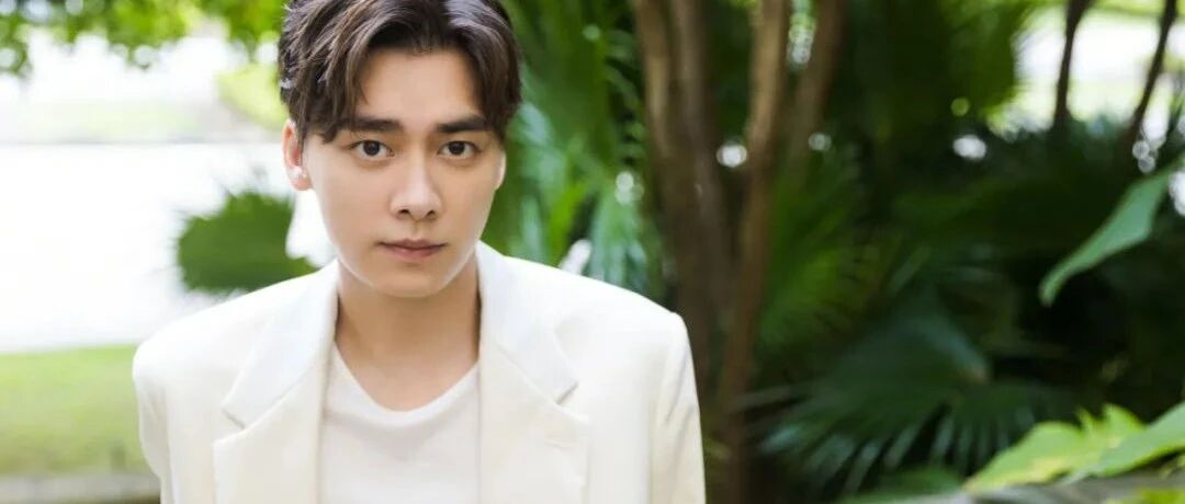 李易峰出席活动；张艺兴、陈立农、欧豪、马天宇现身机场；张新成、林彦俊、刘宇0824生日快乐；郭麒麟代言官宣；李荣浩新歌上线