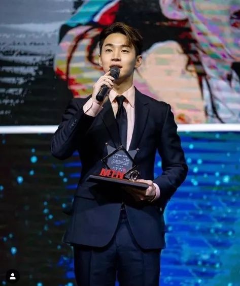 2PM玉澤演參加忙內黃燦盛結業儀式；Henry獲MTN電視廣告節CF明星獎；EXO-SC將於今日在演唱會上首次公開新曲舞臺 娛樂 第3張