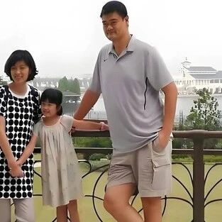 姚明带女儿参加慈善晚宴!15岁姚沁蕾超1.9米英语流利 姚明很骄傲