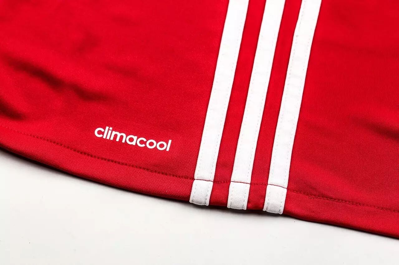 阿迪达斯胜利三条纹出现在球衣身体两侧,带来全新视觉感受.
