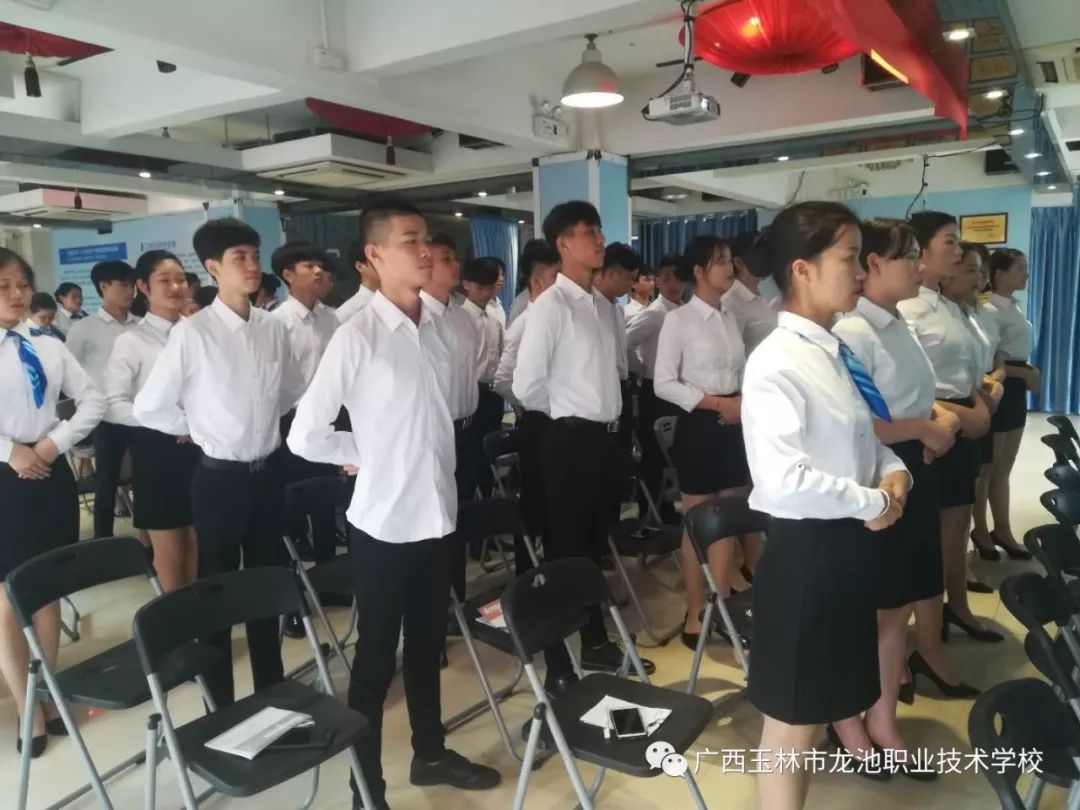 高铁乘务学校有哪些专业_哪些学校有高铁乘务_高铁乘务学校有哪几所