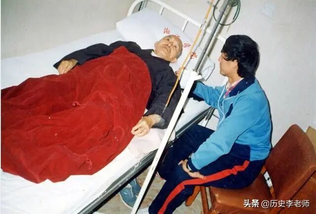 海灯法师是骗子？77岁二指禅倒立造假，87岁圆寂少林寺无一人吊唁