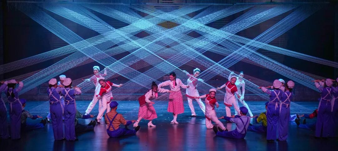 大型原创杂技情景剧《东方丝源》获第五届四川文华剧目大奖，杂技魔术传习班部分学员参与演出。.jpg