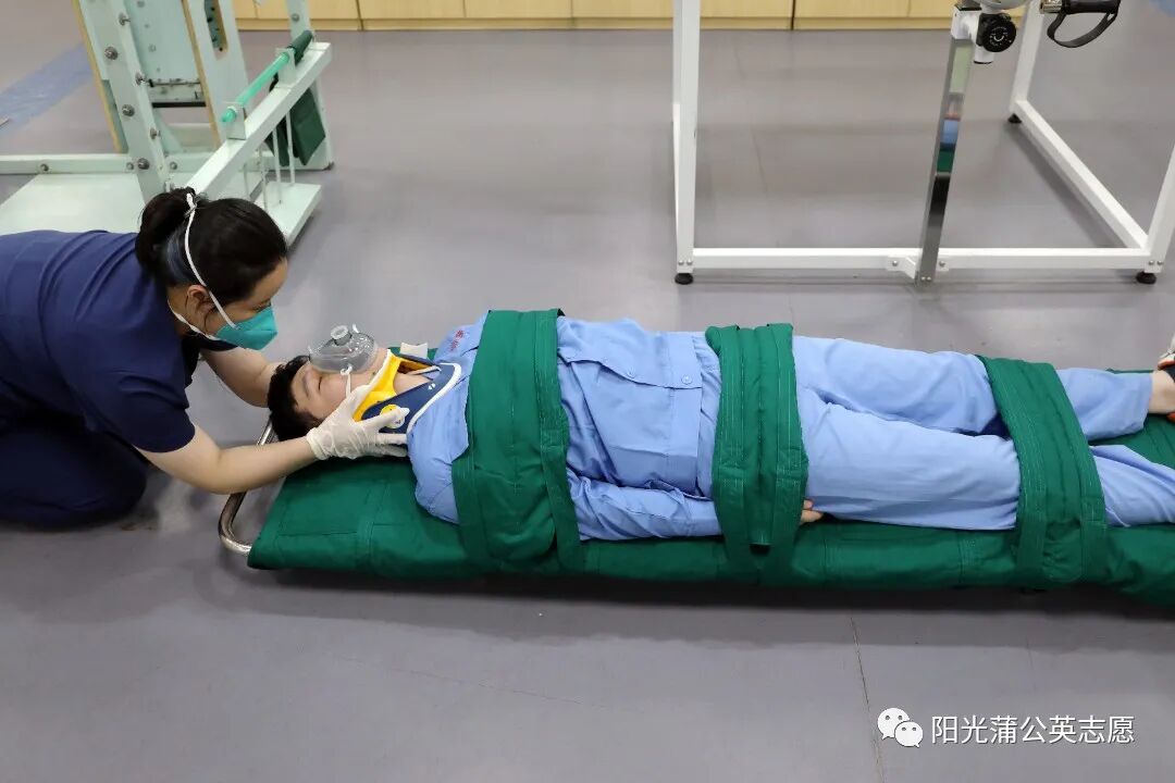 担架怎么固定【科普】急救现场我该如何搬运？_https://www.jmylbn.com_新闻资讯_第14张