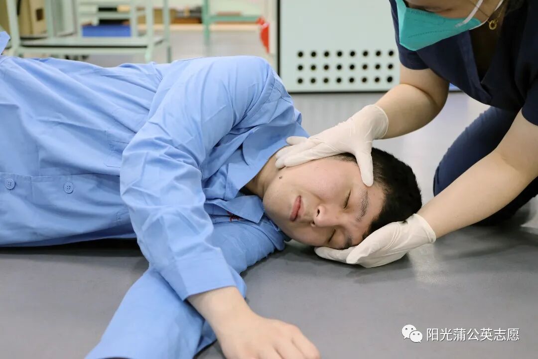 担架怎么固定【科普】急救现场我该如何搬运？_https://www.jmylbn.com_新闻资讯_第6张