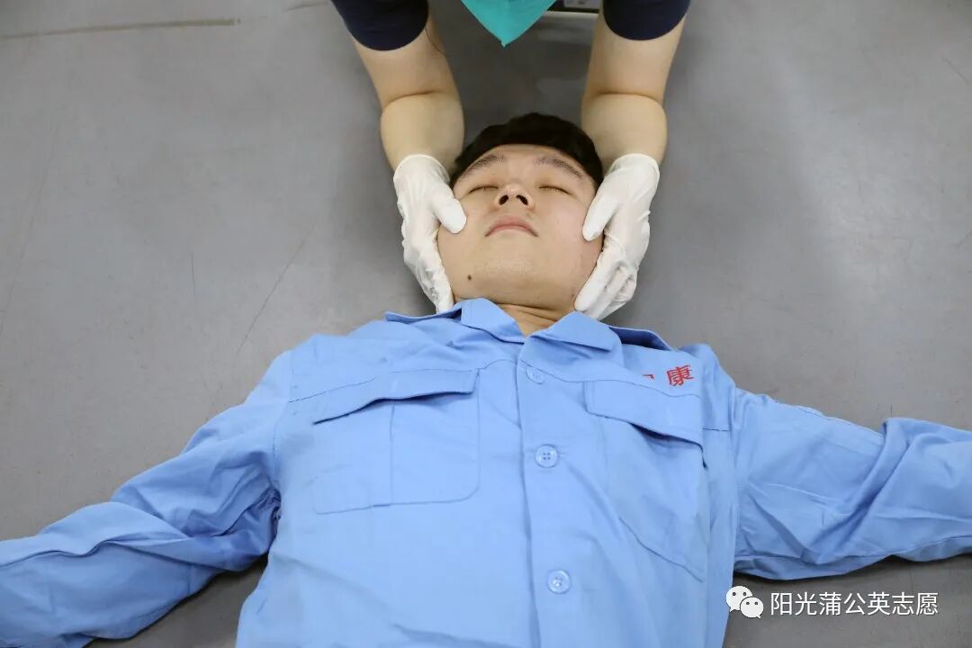 担架怎么固定【科普】急救现场我该如何搬运？_https://www.jmylbn.com_新闻资讯_第5张