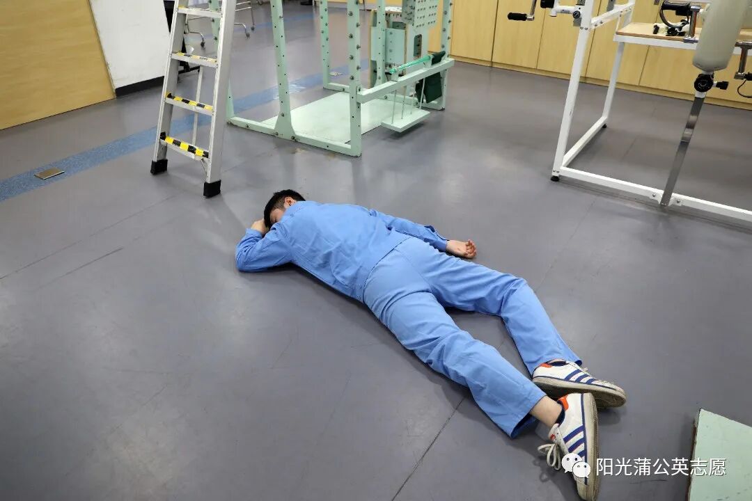 担架怎么固定【科普】急救现场我该如何搬运？_https://www.jmylbn.com_新闻资讯_第4张