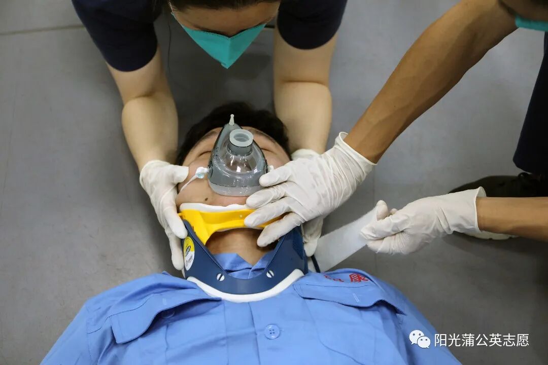 担架怎么固定【科普】急救现场我该如何搬运？_https://www.jmylbn.com_新闻资讯_第13张