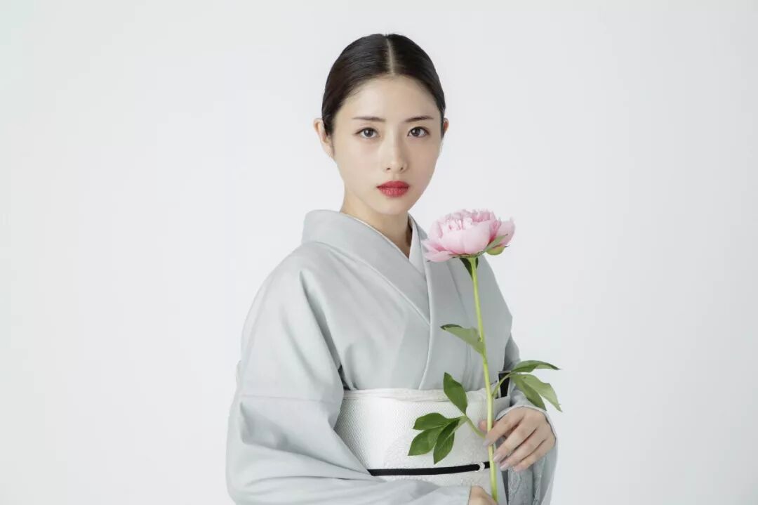石原里美变身花道家 手里只拿一枝芍药花 自由微信 Freewechat