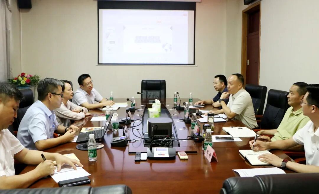 罗友平与中国铁建西南区域总经理由建一行座谈交流(图3)