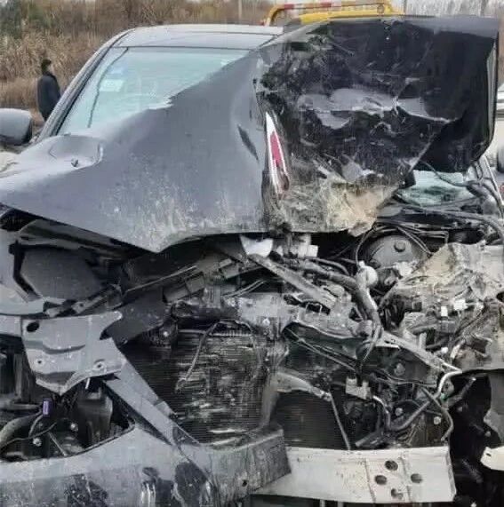 广西一辆红旗H7撞上大货车，现场一片狼藉，车主：这就是红旗的质量