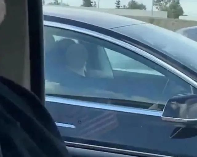 司机高速上睡着半小时，汽车“无人驾驶”48公里，这技术太牛了