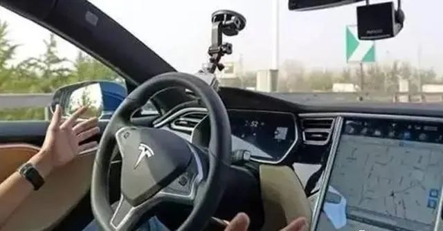 司机高速上睡着半小时，汽车“无人驾驶”48公里，这技术太牛了