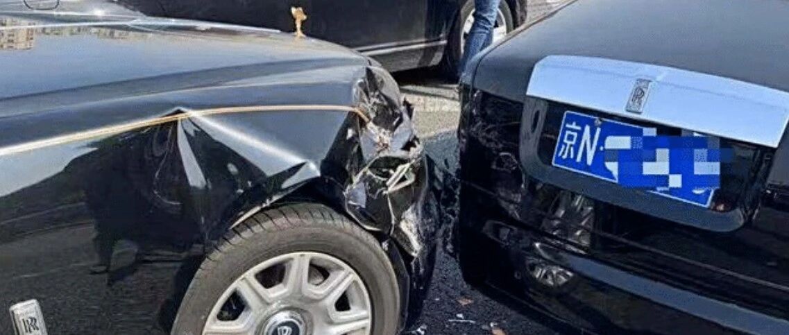 北京“天价车祸”，400万古斯特撞700万幻影，车主下车先递烟！！