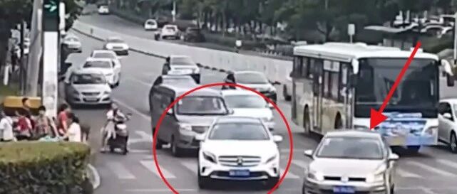 奔驰车礼让行人被逼停，交警伸张正义：罚款400元、扣5分