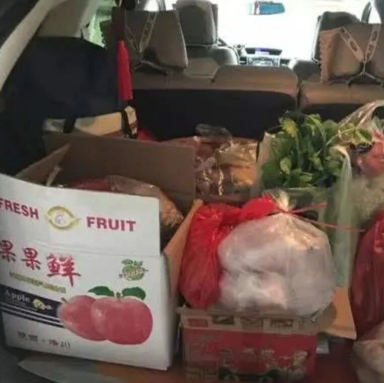 国庆后备箱放50斤猪肉被罚200，车主质问交警：难道拎回家？