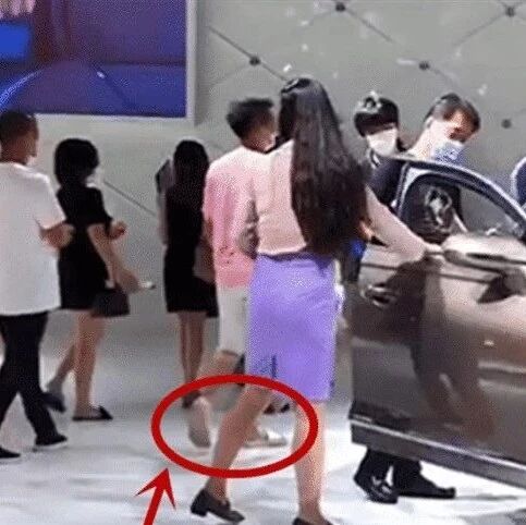 广东一家三口逛宾利展台，销售看到脚下立马上前：这才是“大客户”！