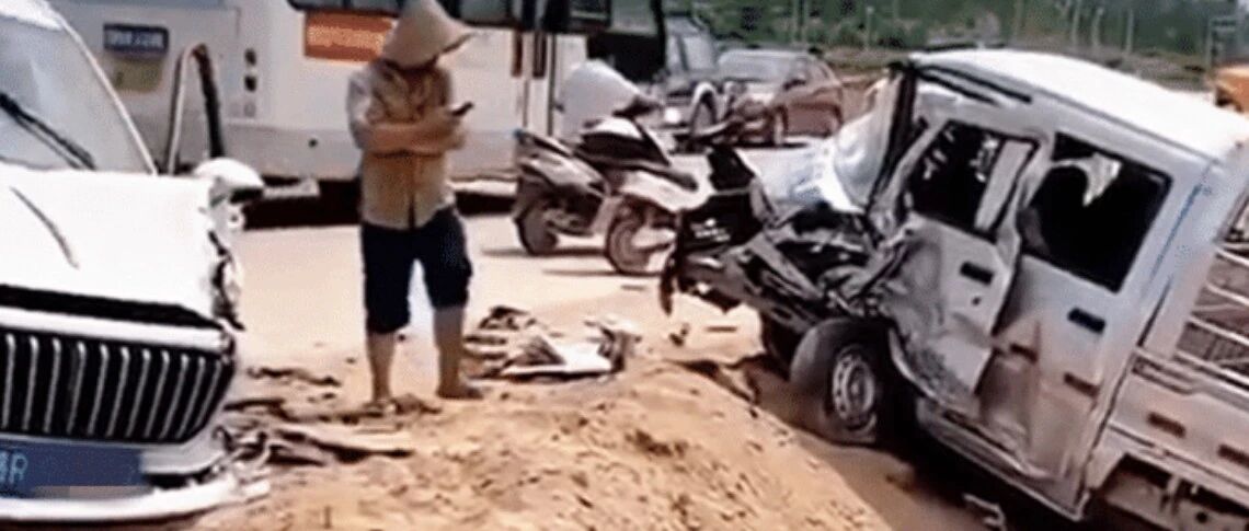 广东红旗HS5被两辆车夹击，看到车损后，车主：这就是我买的国产豪车？