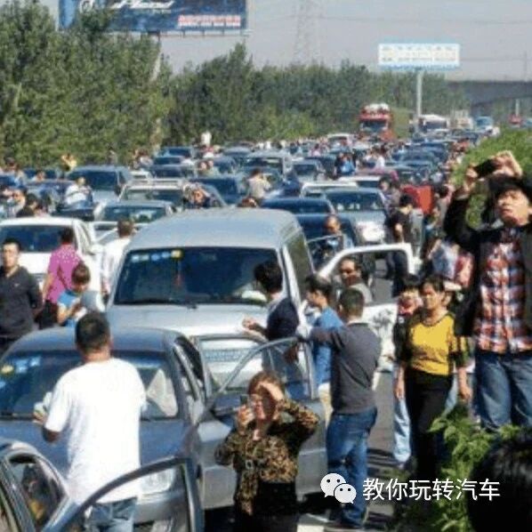 “双节”高速堵车，揭开新能源最后的“遮羞布”，车主：看走眼了