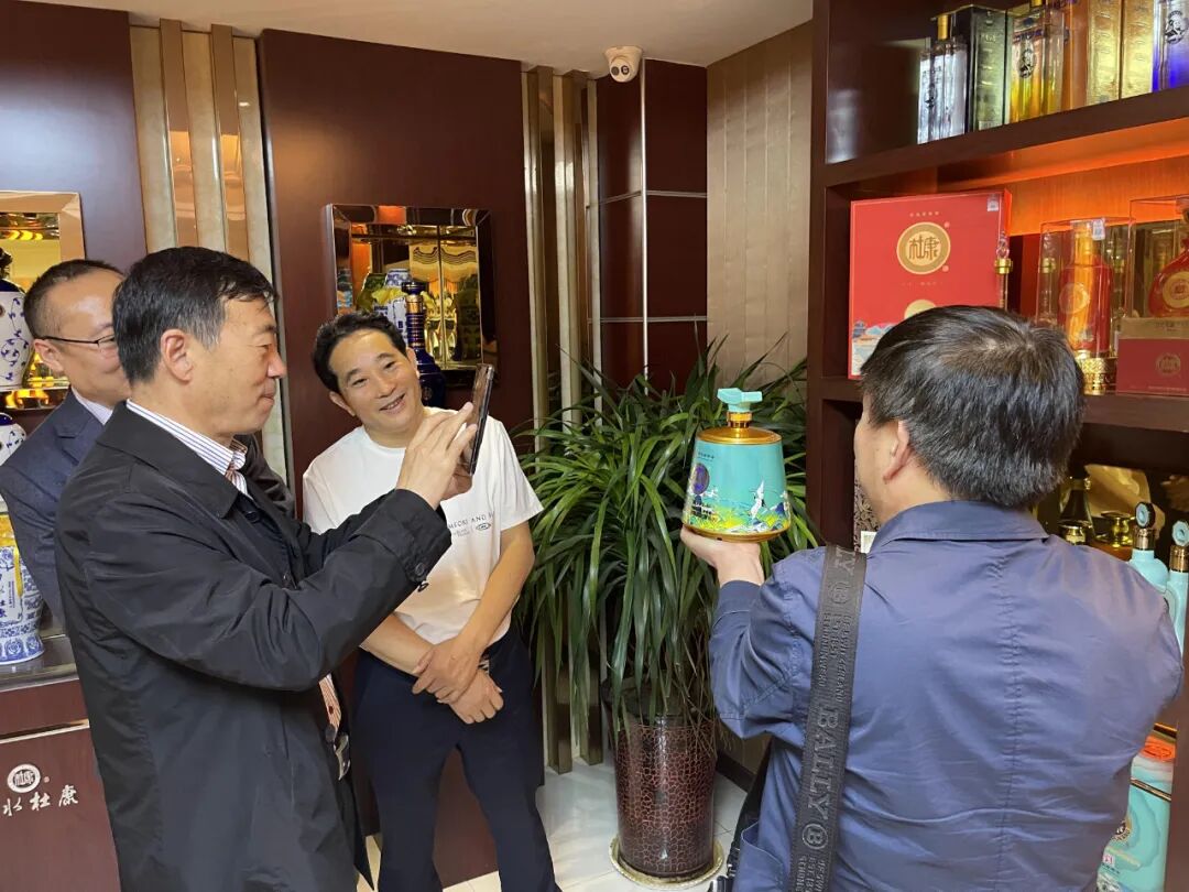 中国长城资产管理股份陕西分公司总经理李龙在陕西杜康酒业集团考察