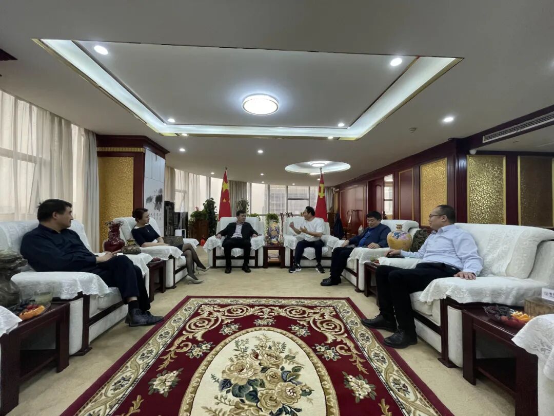 中国长城资产管理股份陕西分公司总经理李龙在陕西杜康酒业集团考察