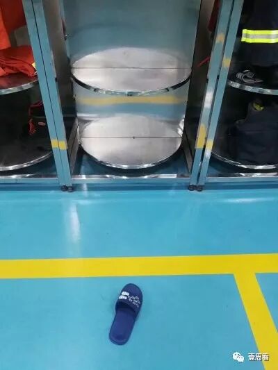 一雙拖鞋，散落兩處，背后的故事讓人心疼……