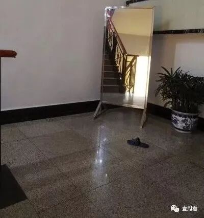 一雙拖鞋，散落兩處，背后的故事讓人心疼……