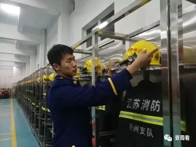 一雙拖鞋，散落兩處，背后的故事讓人心疼……