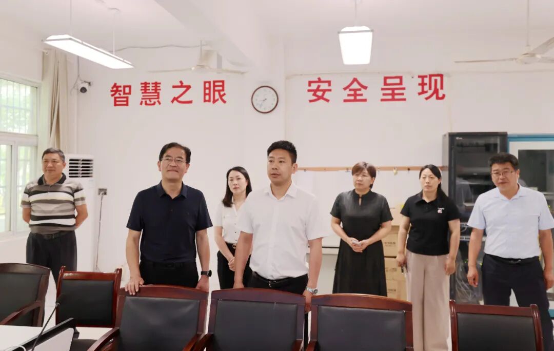 会前,陈洋先后来到湖口中学和湖口二中考点,现场察看视频监控室,听力
