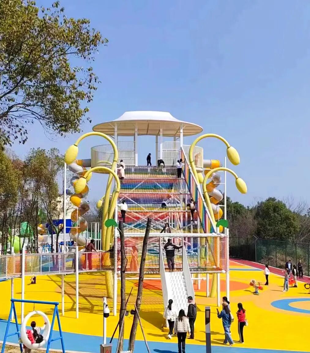 许多游客一边试吃,一边购买,对流芳豆腐花,凤凰卷赞