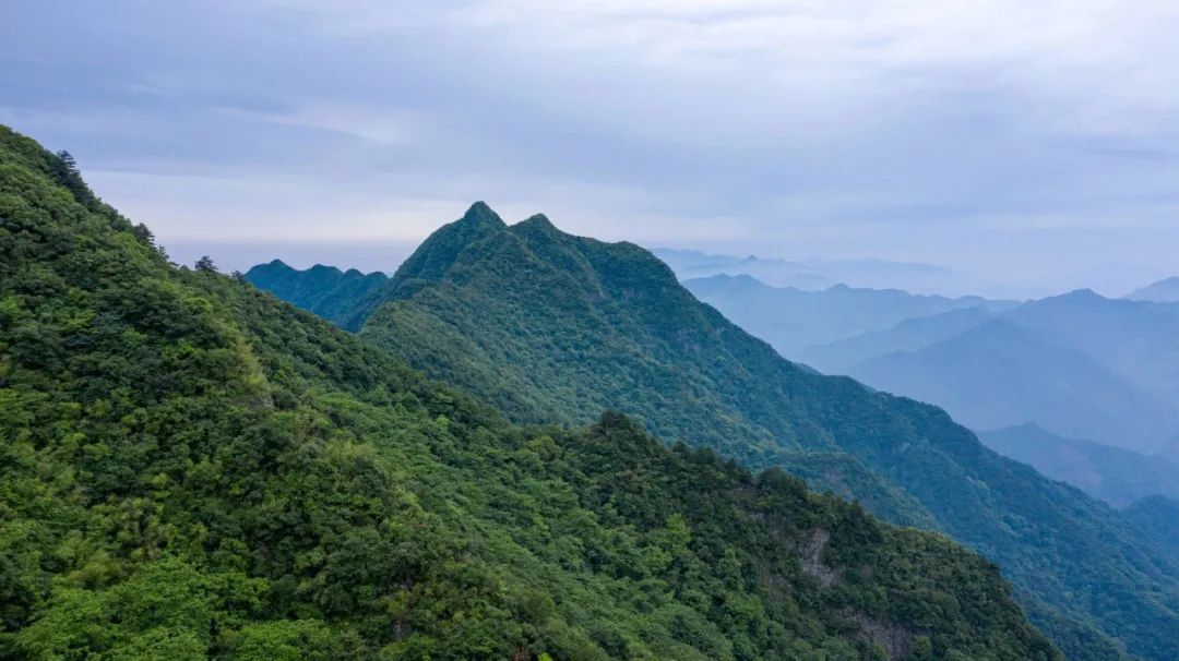 醉卧青山绿水 畅游千年古刹—